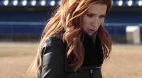 Unforgettable - Carrie (Poppy Montgomery) und ihr Team untersuchen den Tod des Bankdirektors Jason Kubiak, der scheinbar aus einem Flugzeug in ein Baseballstadion gestürzt ist ... © 2011 CBS Broadcasting Inc. All Rights Reserved.