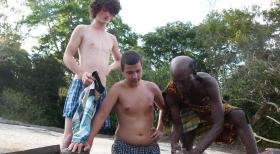 Die strengsten Eltern der Welt - Bei Gastvater Johannes (r.) in Suriname sollen Cihan (M.) und Jonas (l.) lernen, was es bedeutet, Verantwortung zu übernehmen. © SAT.1