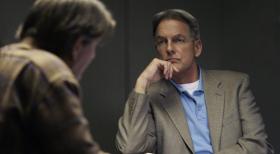 Ein neuer Mordfall beschäftigt Gibbs (Mark Harmon, r.) und sein Team. Hat Ned Quinn (Peter Coyote, l.) wirklich etwas mit dem Mord an dem älteren Ehepaar zu tun? © CBS Television