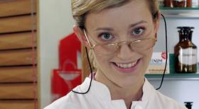 Two Funny - Die Sketch Comedy - Die Apothekerin Ihres Vertrauens (Judith Richter) hat das verschriebene Medikament zwar gerade leider nicht da, kann es auf Ihren Wunsch hin aber gern bestellen ... © Noreen Flynn Sat.1