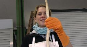 Spargel ist des Deutschen liebstes Saison-Gemüse. Nur will keiner die edlen Stangen stechen, denn die Spargelbauern setzen auf Handarbeit und haben hohe Anforderungen an die Erntehelfer. Die Reporterin Susanne Manz (29) wagt einen Selbstversuch und arbeitet eine Woche lang als Erntehelferin. © Sat.1 Spargel ist des Deutschen liebstes Saison-Gemüse. Nur will keiner die edlen Stangen stechen, denn die Spargelbauern setzen auf Handarbeit und haben hohe Anforderungen an die Erntehelfer. Die Reporterin Susanne Manz (29) wagt einen Selbstversuch und arbeitet eine Woche lang als Erntehelferin. © Sat.1
