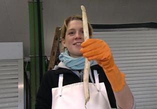 Spargel ist des Deutschen liebstes Saison-Gemüse. Nur will keiner die edlen Stangen stechen, denn die Spargelbauern setzen auf Handarbeit und haben hohe Anforderungen an die Erntehelfer. Die Reporterin Susanne Manz (29) wagt einen Selbstversuch und arbeitet eine Woche lang als Erntehelferin. © Sat.1