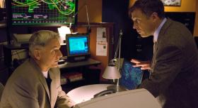 Weiß Ted Bankston (David Eigenberg, r.) mehr, als er zugibt? Gibbs (Mark Harmon, l.) versucht alles, um es herauszufinden ... © CBS Television