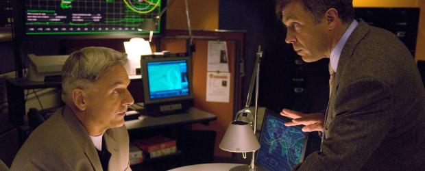 Weiß Ted Bankston (David Eigenberg, r.) mehr, als er zugibt? Gibbs (Mark Harmon, l.) versucht alles, um es herauszufinden ... © CBS Television
