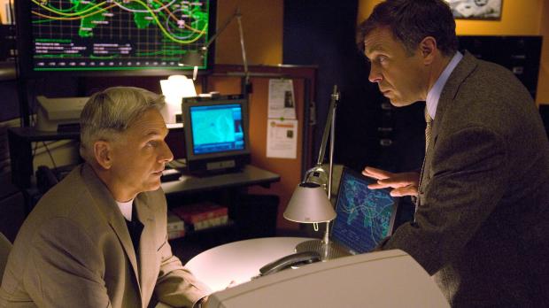 CBS Television Weiß Ted Bankston (David Eigenberg, r.) mehr, als er zugibt? Gibbs (Mark Harm...
