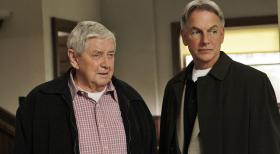 Während der Ermittlungen an einem neuen Mordfall bekommt Gibbs (Mark Harmon, r.) Besuch von seinem Vater (Ralph Waite, l.) ... © CBS Television
