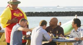 Hawaii Five-0 - Entspannen sich nach getaner Arbeit: Kamekona (Taylor Wily, l.), Callen (Chris O'Donnell, 2.v.l.), Sam (LL Cool J, 2.v.r.), Chin (Daniel Dae Kim, r.) und Danny (Scott Caan, M.) ... © TM &   CBS Studios Inc. All Rights Reserved.