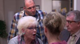 Patchwork Family - Marlies (l.) und Kurt (r.) sind ziemlich sauer, weil Christina (2.v.r.) und Michael (2.v.l.) Doro erlaubt haben, sich vor dem Familientreffen zu drücken ... © SAT. 1