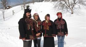 Die strengsten Eltern der Welt - Von ihren Eltern wird die 17jährige Alica (2.v.l.) zu einer Huzulen-Familie, die traditionell wie vor 100 Jahren lebt, in die Ukraine geschickt ... © kabel eins