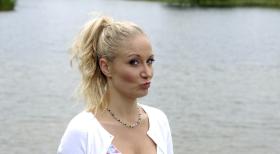 Janine (Janine Kunze) hat "ihre" beiden Männer in der Comedy-WG im Griff. © Sat.1