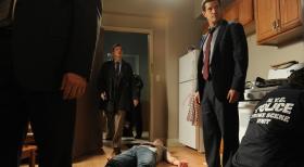 Unforgettable - Ein junger Mann mit Vorstrafenregister wird erstochen aufgefunden. Al (Dylan Walsh, 2.v.r.), Roe (Kevin Rankin, 2.v.r.) und das restliche Team beginnt sofort mit den Ermittlungen ... © 2011 CBS Broadcasting Inc. All Rights Reserved.