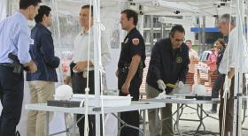 Criminal Minds - Als bei Pumparbeiten in Florida Skelettstücke an Land gespült werden und daraus richtiger Unterwasserfriedhof entsteht, werden  Hotch (Thomas Gibson, l.) und seine Kollegen gerufen um Det. Jarrett Foreman (Bruce Nozick, 3.v.l.) zu unterstützen ... © ABC Studios