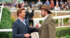 Der Jockey Bill Sutton wird erschlagen in einer Gasse aufgefunden. Patrick (Simon Baker, l.) beginnt mit den Ermittlungen und stößt auf Cobb (Jim Beaver, r.), doch hat er etwas damit zu tun? © Warner Bros. Television