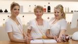 Die "Weibsbilder" Judith Döker (l.), Mackie Heilmann (r.) und Sabine Menne (M.). © Frank Hempel Sat.1