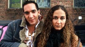 Arife (Shirin Soraya, r.), ihr schwuler Bruder Metin (Thomas M. Held, l.) und die Homoehe in Deutschland - eine nicht ganz alltägliche Konstellation ... © Sat.1