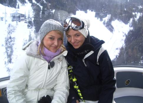 Neben der Spur! Einkehrschwung zum Pistenrausch: Julia (r.) und Theresa (l.) aus München wollen unbedingt auf die Piste - vor allem am Abend, wenn in "Nikis Stadl" der Bär steppt ... © SAT.1