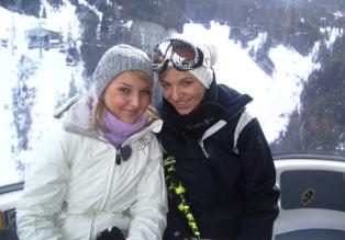 Neben der Spur! Einkehrschwung zum Pistenrausch: Julia (r.) und Theresa (l.) aus München wollen unbedingt auf die Piste - vor allem am Abend, wenn in "Nikis Stadl" der Bär steppt ... © SAT.1
