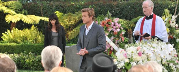 Nachdem die Leiche von Austin Marr gefunden wurde, müssen Patrick (Simon Baker, M.) und Teresa (Robin Tunney, l.), die private Trauerfeier von Ethel Sebring unterbrechen, um den Mörder zu finden ... © Warner Bros. Television Nachdem die Leiche von Austin Marr gefunden wurde, müssen Patrick (Simon Baker, M.) und Teresa (Robin Tunney, l.), die private Trauerfeier von Ethel Sebring unterbrechen, um den Mörder zu finden ... © Warner Bros. Television