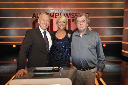 Johannes B. Kerner (l.) moderiert die Show während die Promi-Joker Helmuth Karasek (r.) und Ulla Kock am Brink (M.) versuchen den Kandidaten weiterzuhelfen, wenn die mal auf der Leitung stehen ... © SAT.1