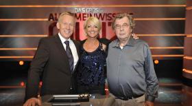 Johannes B. Kerner (l.) moderiert die Show während die Promi-Joker Helmuth Karasek (r.) und Ulla Kock am Brink (M.) versuchen den Kandidaten weiterzuhelfen, wenn die mal auf der Leitung stehen ... © SAT.1