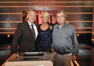 Johannes B. Kerner (l.) moderiert die Show während die Promi-Joker Helmuth Karasek (r.) und Ulla Kock am Brink (M.) versuchen den Kandidaten weiterzuhelfen, wenn die mal auf der Leitung stehen ... © SAT.1