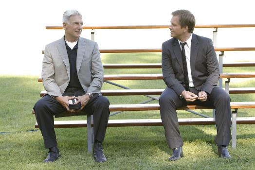 Navy CIS - Nach alldem was geschehen ist, macht sich Gibbs (Mark Harmon, l.) Sorgen um Tony (Michael Weatherly, r.) ... © CBS Television