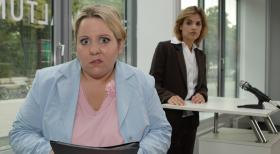 Weibsbilder - Frau Maier (Mackie Heilmann, l.) wird am Rednerpult von einer Kollegin (Judith Döker, r.) jäh unterbrochen. © Frank Hempel Sat.1