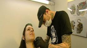 Die Piek-Asse vom Tattoo-Shop: SL@SH (r.) ... © SAT.1