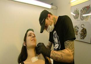 Die Piek-Asse vom Tattoo-Shop: SL@SH (r.) ... © SAT.1