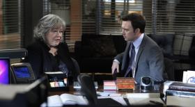 Harry's Law - Arbeiten an einem neuen Fall: Harry (Kathy Bates, l.) und Adam (Nathan Corddry, r.) ... © Warner Bros. Television Harry's Law - Arbeiten an einem neuen Fall: Harry (Kathy Bates, l.) und Adam (Nathan Corddry, r.) ... © Warner Bros. Television