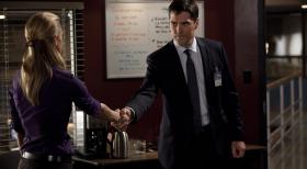 Wird JJ (A.J. Cook, l.) das Team von Hotch (Thomas Gibson, r.) verlassen, um im Pentagon zu arbeiten? © Touchstone Television