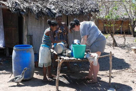 Die strengsten Eltern der Welt - Die 17-jährige Marta (r.) soll auf der Insel Madagaskar endlich begreifen, dass das Leben nicht nur ein Zuckerschlecken ist ... © kabel eins