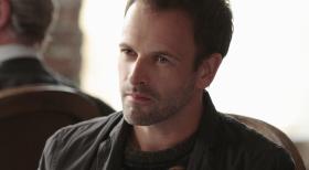 Elementary - Nimmt sich dem Fall, eines offensichtlich an einer Heroin-Überdosis gestorbenen Wall Street-Managers an: Sherlock Holmes (Jonny Lee Miller) ... © CBS Television