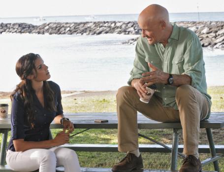 Hawaii Five-0 - Da Joe (Terry O'Quinn, r.) bei Kensi (Daniela Ruah, l.) noch etwas gut hat, bittet er sie um Hilfe ... © TM &   CBS Studios Inc. All Rights Reserved.