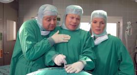 Doktor Wegner (Mathias Schlung, M.) hat sich immer noch nicht an den Anblick von Blut gewöhnt. Markus (Markus Majowski, l.) und Mirja (Mirja Boes, r.) stehen ihm aufmunternd zur Seite. © Sat.1