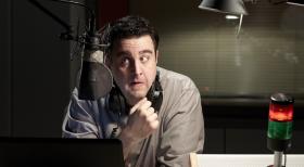 Pastewka - Hat eine wöchentliche Radio-Show im Kulturkanal WDR 5, die natürlich nicht problemlos über die Bühne geht: Bastian (Bastian Pastewka) ... © Guido Engels SAT.1