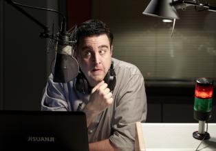 Pastewka - Hat eine wöchentliche Radio-Show im Kulturkanal WDR 5, die natürlich nicht problemlos über die Bühne geht: Bastian (Bastian Pastewka) ... © Guido Engels SAT.1