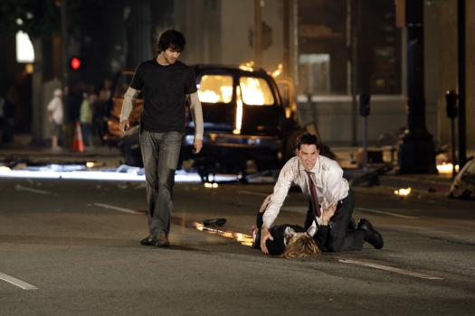 Kate Joyner (Sienna Guillory, M.), die durch eine Explosion schwer verletzt wurde, ringt mit ihrem Leben. Hotch (Thomas Gibson, r.) versucht alles, um sie zu retten. Er hofft auf Hilfe von Sam (Michael Steger, r.), einen jungen Mann, der sich am Tatort befunden hat. Doch ist Sam wirklich ein Guter? © Touchstone Television