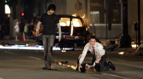 Kate Joyner (Sienna Guillory, M.), die durch eine Explosion schwer verletzt wurde, ringt mit ihrem Leben. Hotch (Thomas Gibson, r.) versucht alles, um sie zu retten. Er hofft auf Hilfe von Sam (Michael Steger, r.), einen jungen Mann, der sich am Tatort befunden hat. Doch ist Sam wirklich ein Guter? © Touchstone Television Kate Joyner (Sienna Guillory, M.), die durch eine Explosion schwer verletzt wurde, ringt mit ihrem Leben. Hotch (Thomas Gibson, r.) versucht alles, um sie zu retten. Er hofft auf Hilfe von Sam (Michael Steger, r.), einen jungen Mann, der sich am Tatort befunden hat. Doch ist Sam wirklich ein Guter? © Touchstone Television