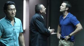 Hawaii Five-0 - Steve (Alex O'Loughlin, r.) und Chin (Daniel Dae Kim, l.) sind außer sich vor Wut, dass Fryer (Tom Sizemore, M.) Kono zu einem Undercover-Einsatz überredet hat, um seinen Ex-Kollegen Delano zur Strecke bringen zu können ... © TM &   CBS Studios Inc. All Rights Reserved.