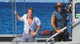 Hawaii Five-0 - Eigentlich sollte es ein kleiner Angelausflug werden, doch das Boot von Steve (Alex O'Loughlin, r.) und Danny (Scott Caan, l.) gekidnappt und sie werden zum Sterben auf hoher See ausgesetzt ... © 2012 CBS Broadcasting, Inc. All Rights Reserved.
