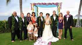 Hawaii Five-0 - Feiern gemeinsam Chin Ho (Daniel Dae Kim, M.) und Malia (Reiko Aylesworth, 4.v.r.) schönsten Tag im Leben: Kamekona (Taylor Wily, l.), Danny (Scott Caan, 2.v.rl), Max Bergman (Masi Oka, 3.v.l.), Kono (Grace Park, 4.v.l.), McGarrett (Alex O'Loughlin, 3.v.r.), Lori Weston (Lauren German, 2.v.r.) und Joe White (Terry O'Quinn, r.) ... © TM &   CBS Studios Inc. All Rights Reserved.
