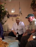 Pures Leben - Mitten in Deutschland - Tante Doris (2.v.l.), Vater Peter (2.v.r.) und ihr Freund Egon (r.) - alle sind besorgt um Eileen (l.), der nichts zu peinlich ist, um günstig an ihre große Leidenschaft - das Essen - heranzukommen ... © SAT.1