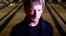 Primeval - Rückkehr der Urzeitmonster - Raptors treiben auf einer Bowlingbahn ihr Unwesen. Professor Cutter (Douglas Henshall) und sein Team wollen sie stoppen ... © ITV Plc