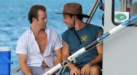 Hawaii Five-0 - Ein Angelausflug von Steve (Alex O'Loughlin, r.) und Danny (Scott Caan, l.) endet völlig anders als geplant ... © 2012 CBS Broadcasting, Inc. All Rights Reserved.