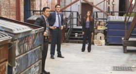 Auf der Mordwaffe, die in der Nähe vom Tatort gefunden wurde, wird ein Fingerabdruck von Lisbon gefunden. Lisbon, die sich nicht an die Mordnacht erinnern kann, wird vom Dienst suspendiert. Grace (Amanda Righetti, r.), Kimball (Tim Kang, l.) und Wayne (Owain Yeoman, M.) glauben nicht, dass sie damit etwas zu tun hat ... © Warner Bros. Television