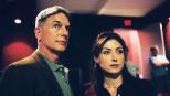 Kate (Sasha Alexander, r.) und Gibbs (Mark Harmon, l.) untersuchen den Tod eines Navy Commanders, der während eines Drogengeschäfts getötet wurde ... © CBS Television Kate (Sasha Alexander, r.) und Gibbs (Mark Harmon, l.) untersuchen den Tod eines Navy Commanders, der während eines Drogengeschäfts getötet wurde ... © CBS Television