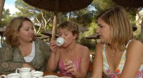 Die beiden Freundinnen (Mackie Heilmann, l.; Judith Döker, r.) haben lange auf sich warten lassen. Nach drei Kännchen Expresso ist Sabine (Sabine Menne, M.) ganz schön zittrig. © Sat.1