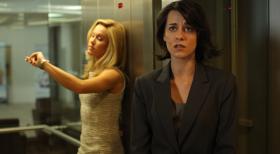 Es kommt noch dicker - Können sich nicht leiden: Hotelmanagerin Jessica Grashoff (Wolke Hegenbarth, l.) und ihre intrigante Assistentin Manu (Edita Malovcic, r.) ... © Petro Domenigg SAT.1