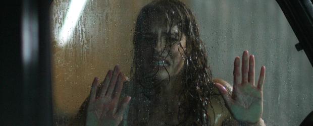 Gerät mitten in das Grauen, dass ihre Schwester scheinbar in den Selbstmord getrieben hat: Ariel Wolfe (Amanda Righetti) ... © 2006 Warner Brothers